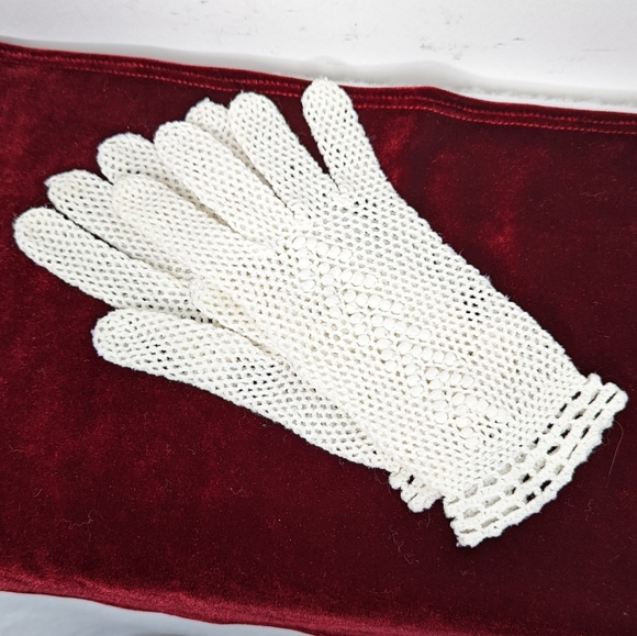 Hand Crocheted Gloves Ladies Size Small Petite White Wedding Party Event - Picture 8 of 9